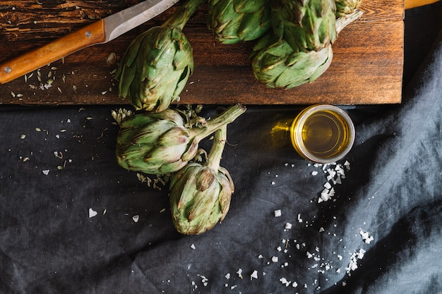 Foto gratuita carciofi e un bicchiere di olio