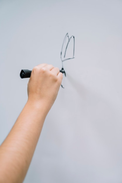 Free photo artist's hand drawing on the whiteboard