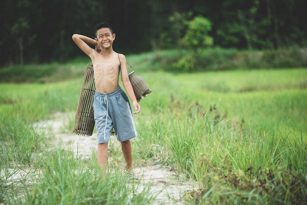 Бесплатное фото Азиатская жизнь мальчика на сельской местности
