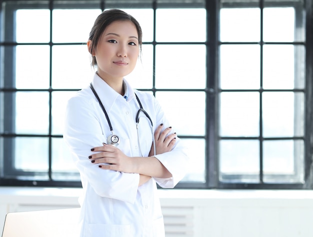 Foto gratuita posa femminile asiatica di medico