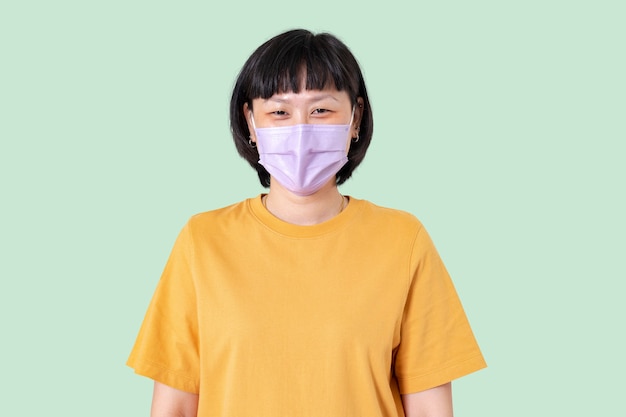 Free photo asian woman wearing face mask in the new normal