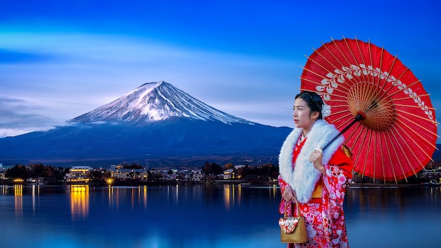 無料Photo 日本の河口湖の富士山で日本の伝統的な着物を着ているアジアの女性。