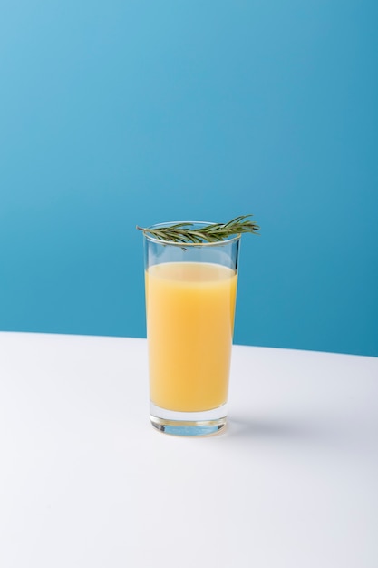 Foto gratuita assortimento con bicchiere di succo d'arancia