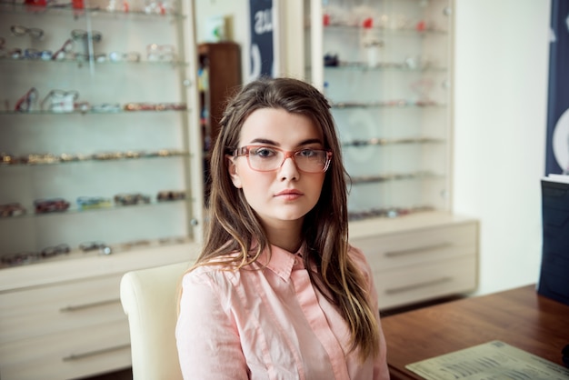 Free photo attractive woman on appointment in eye specialist office