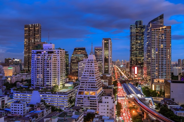 Free photo bangkok business district cityscape with skyscraper at twilight thailand