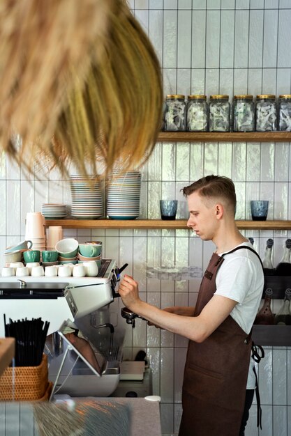 Free photo barista preparing beverage