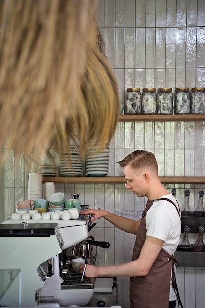 Free photo barista preparing beverage