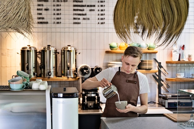 Free photo barista preparing beverage