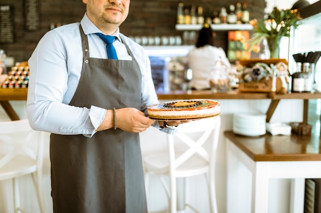 Foto gratuita barman con torta