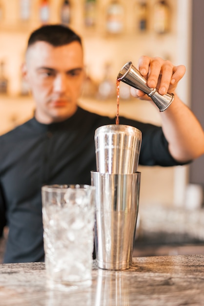 Free photo bartender preparing a refreshing cocktail