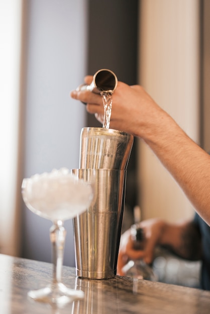 Free photo bartender preparing a refreshing cocktail