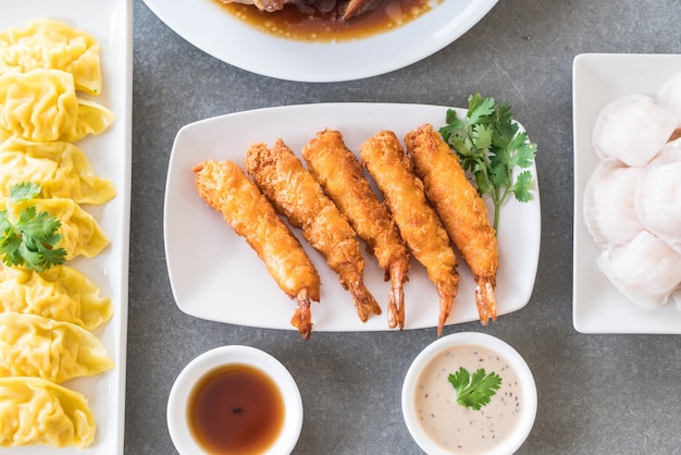 Free photo batter-fried prawns on table