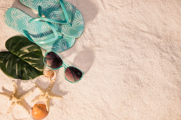 Free photo beach concept with sunglasses and starfish