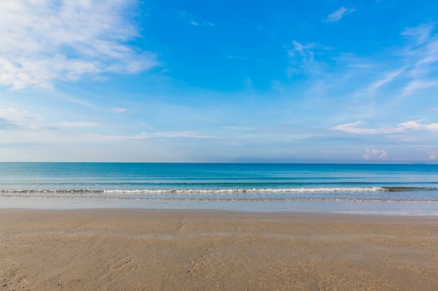 Free photo beach and tropical sea