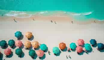 Foto gratuita una spiaggia con ombrelloni colorati