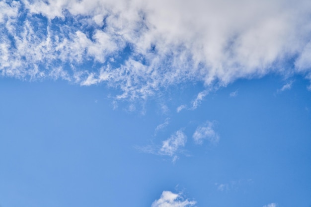 Free photo beatiful blue sky with clouds on a sunny day