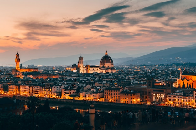 Foto gratuita bella ripresa aerea di firenze, italia architettura la sera