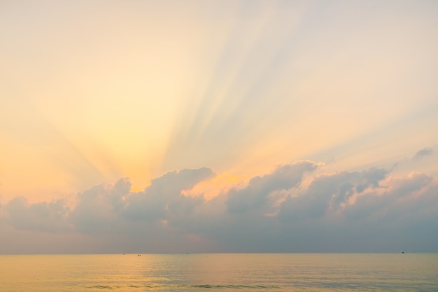 Free photo beautiful beach and sea on sunrise time