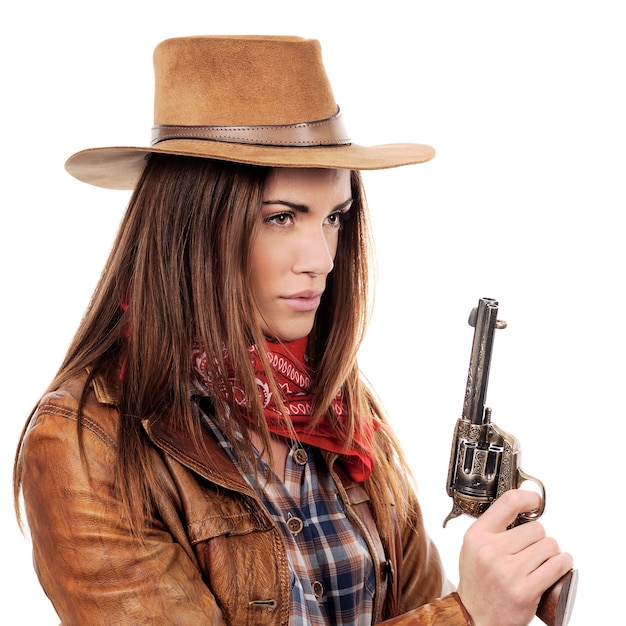 Foto gratuita bella cowgirl con la pistola su sfondo bianco