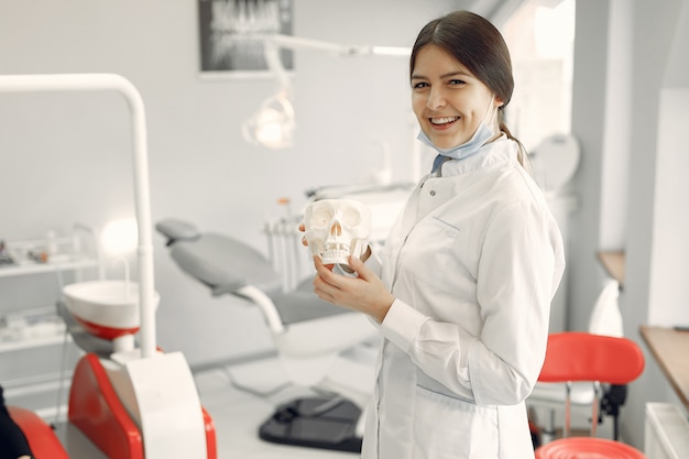 Foto gratuita bello dentista che lavora ad una clinica dentale