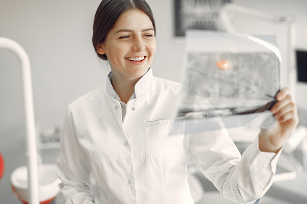 Foto gratuita bello dentista che lavora ad una clinica dentale