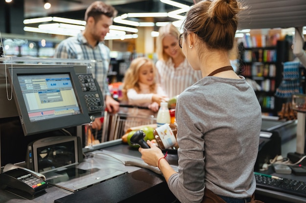 Free Photo beautiful family standing at the cash counter