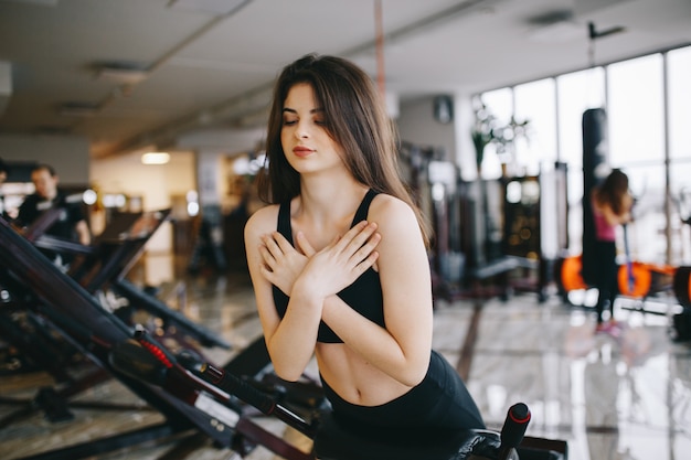 Free photo a beautiful girl is engaged in a gym