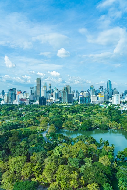 Free photo beautiful landscape of cityscape with city building around lumpini park in bangkok thailand