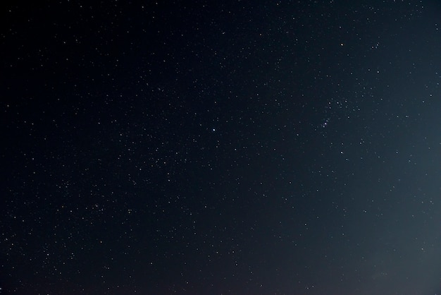 Foto gratuita bellissimo cielo notturno con stelle lucenti