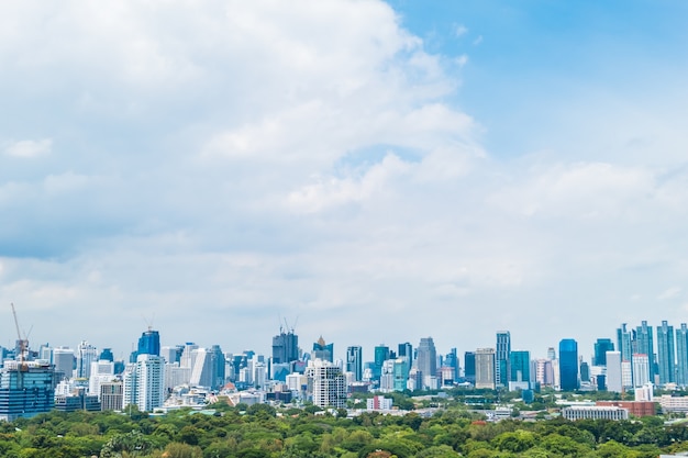 Free photo beautiful office building tower and architecture in bangkok city