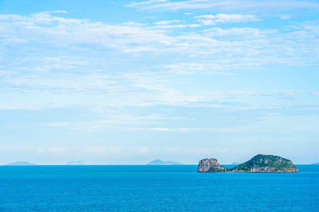 Free photo beautiful outdoor seascape with an island