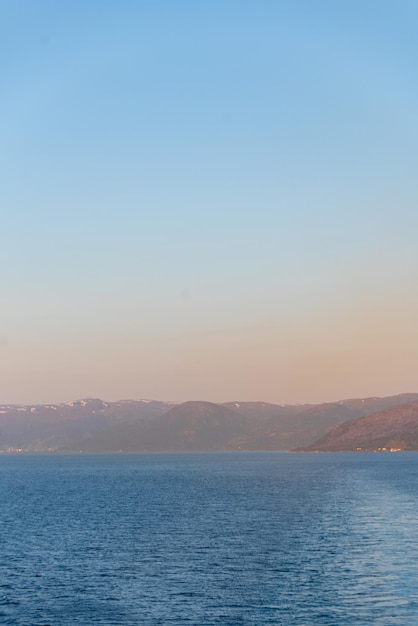 Foto gratuita bella foto delle onde del mare e della montagna