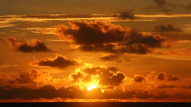 Free photo beautiful scenery at the beach with sunset and clouds