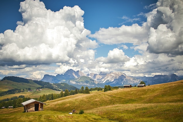 Foto gratuita splendido scenario di un paesaggio verde con alte scogliere rocciose sotto nuvole bianche in italia