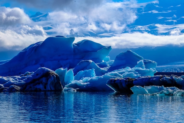 Free photo beautiful shot of a glacier in the water under a cloudy sky