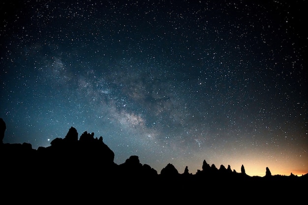 Foto gratuita bel cielo pieno di stelle su trona, ca