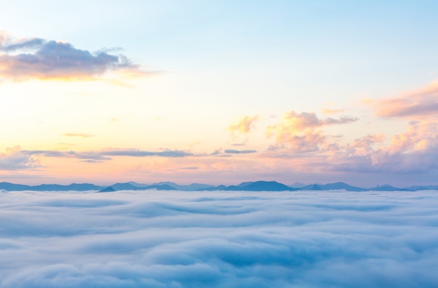 Foto gratuita bel cielo con le montagne in lontananza