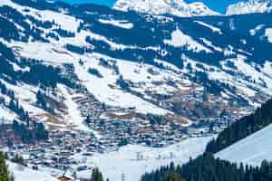 Foto gratuita bella vista sulla stazione sciistica di saalbach durante il periodo invernale