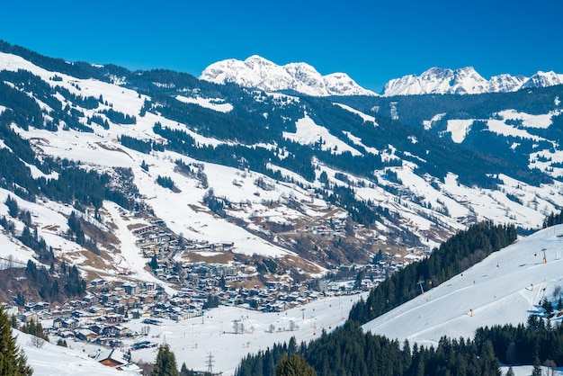 Foto gratuita bella vista sulla stazione sciistica di saalbach durante il periodo invernale