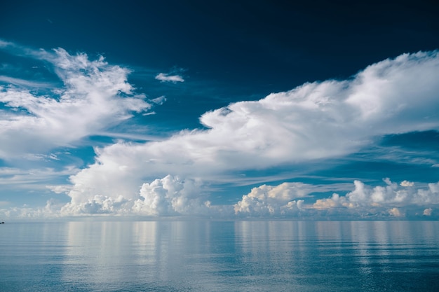 Free Photo beautiful view of a sea with a cloudy sky reflected on it