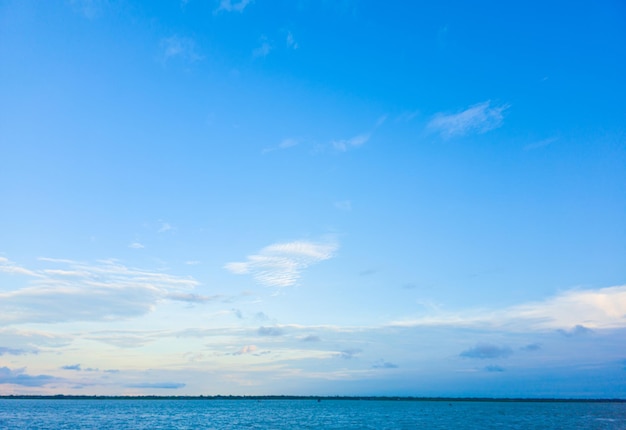 Free photo beautiful white cloud on blue sky