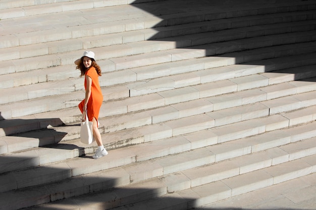 Free photo beautiful woman in a clean urban environment