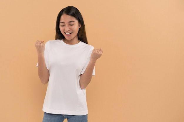 Free photo beautiful and young woman wearing shirt mockup