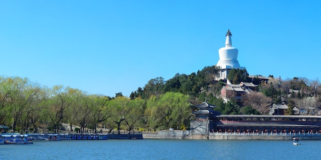 Free photo beihai park panorama with historical architecture in beijing