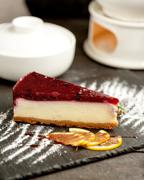 Free photo berry cheesecake covered with berry gelatine