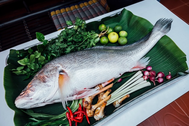 Foto gratuita pesce grosso si prepara per cucinare