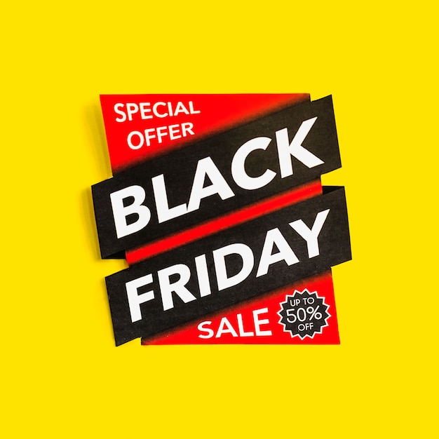 Foto gratuita iscrizione di vendita di black friday su fondo giallo