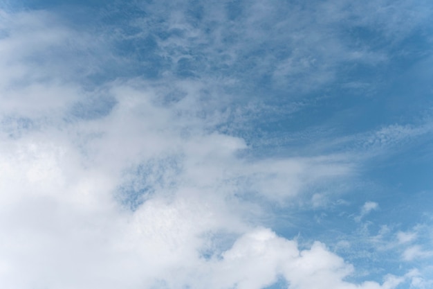 Foto gratuita gradiente blu di nuvole naturali pacifiche