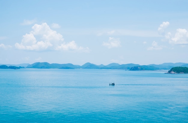 Free photo blue sea background against sky