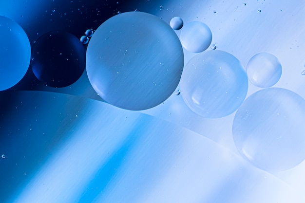 Free photo blue shades of bubbles with gradient lights